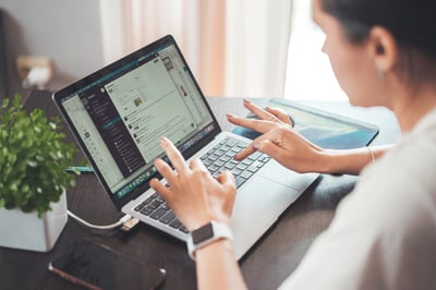 Style bureau femme : tendances et conseils pour s’habiller élégamment au travail en 2025