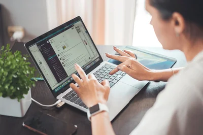 Style bureau femme : tendances et conseils pour s’habiller élégamment au travail en 2025